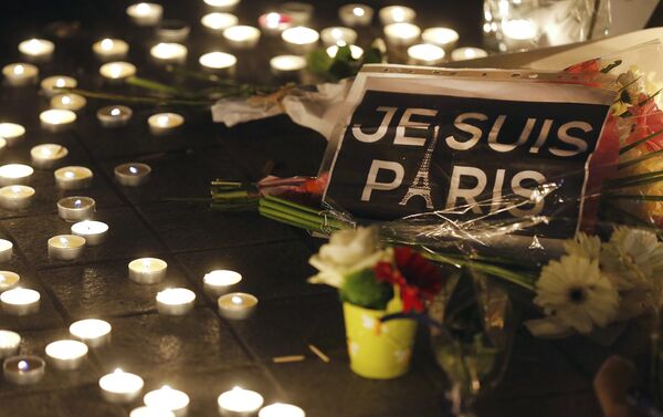 Flowers and candles are placed near the scene of a shootin the day after a series of deadly attacks in Paris , November 14, 2015 - Sputnik International