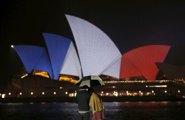 The Opera House in Sydney, Australia, lit up in the French national colors in remembrance of the victims of the November 13th Paris terror attacks. The local town hall was bathed in the French colors as well. - Sputnik International