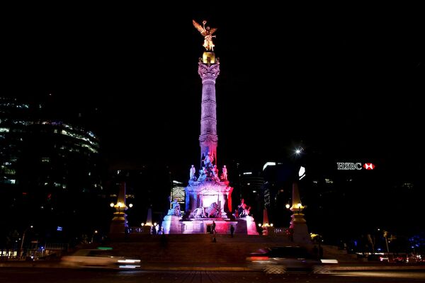 The Angel of Independence monument in Mexico’s capital lit in red, blue and white French colors in remembrance of the victims of the November 13th Paris terror attacks. - Sputnik International