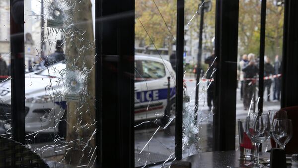 Bullet impacts are seen in the window of a restaurant window the day after a series of deadly attacks in Paris , November 14, 2015 - Sputnik International