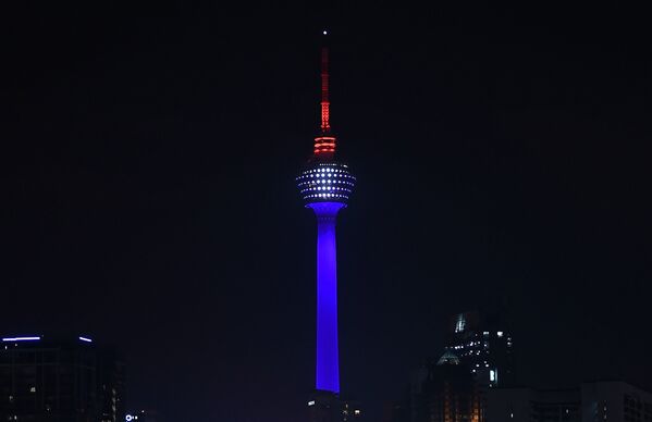 Malaysia's landmark KL Tower is lit up in red, white and blue, resembling the colours of the French flag, in Kuala Lumpur to commemorate victims of November 13th’s deadly terrorist attacks in Paris. - Sputnik International
