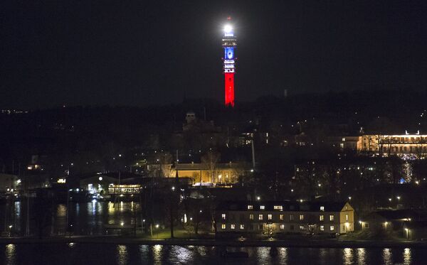 Kaknastornet, the Swedish TV signal tower in Stockholm, is illuminated in the French colors blue, white and red in honor of victims of the November 13th attacks in Paris. - Sputnik International
