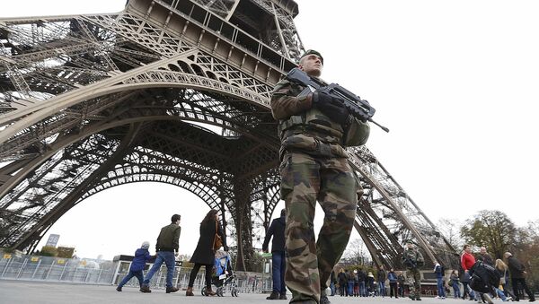 French military patrol near the Eiffel Tower the day after a series of deadly attacks in Paris , November 14, 2015 - Sputnik International