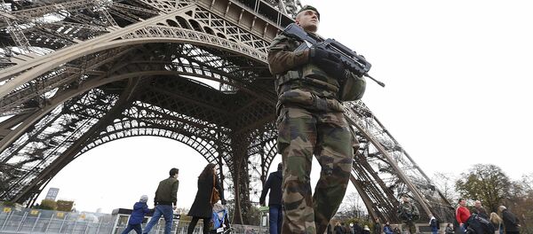 French military patrol near the Eiffel Tower the day after a series of deadly attacks in Paris , November 14, 2015 French military patrol near the Eiffel Tower the day after a series of deadly attacks in Paris , November 14, 2015 - Sputnik International