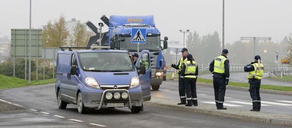 Finnish customs officers stop and inspect cars on Finland's northern border with Sweden on September 25, 2015 to prevent illegal immigration and human trafficking Finnish customs officers stop and inspect cars on Finland's northern border with Sweden on September 25, 2015 to prevent illegal immigration and human trafficking - Sputnik International
