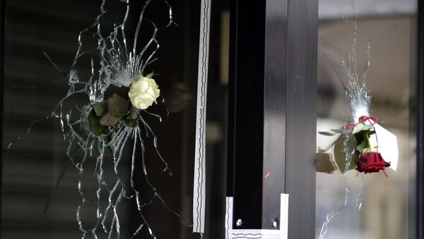 Roses are placed in bullet holes of the window of a Japanese restaurant along the Rue de Charonne in central east Paris, on November 15, 2015, two days after deadly attacks across the city - Sputnik International