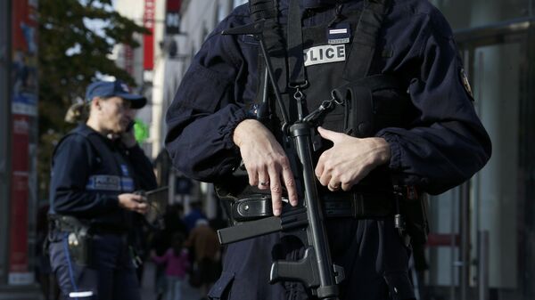 Armed French police stand guard outside a commercial center in Nice, France, November 14, 2015, the day after a series of deadly attacks in Paris - Sputnik International