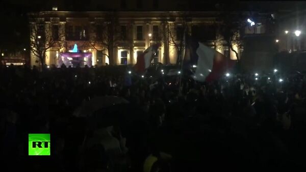 Hundreds sing Marseillaise in London’s Trafalgar Square paying tribute to victims of Paris attacks - Sputnik International