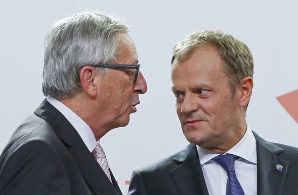 European Commission President Jean Claude Juncker (L) and European Council President Donald Tusk talk together after a news conference after the Valletta Summit on Migration, followed by an informal meeting of European Union heads of state and government in Valletta, Malta, November 12, 2015 - Sputnik International