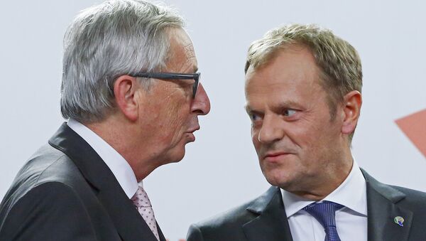 European Commission President Jean Claude Juncker (L) and European Council President Donald Tusk talk together after a news conference after the Valletta Summit on Migration, followed by an informal meeting of European Union heads of state and government in Valletta, Malta, November 12, 2015 - Sputnik International