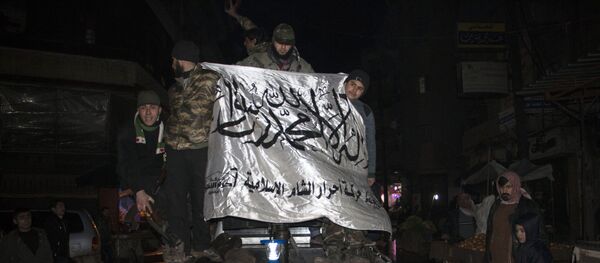 Opposition fighters, wave the flag of Ahrar al-Sham brigade, as they parade in the northern Syrian city of Aleppo on February 19, 2015 the bodies of alleged government troops they said were killed in recent clashes in the Aleppo region - Sputnik International