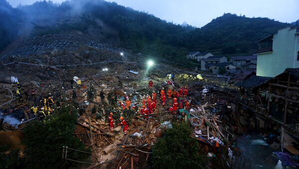 Rescuers search for survivors after a landslide in Lishui, east China's Zhejiang province on November 14, 2015. Seven people were confirmed dead and 30 others remained missing after a landslide hit a village in east China's Zhejiang province on November 13, local media reported - Sputnik International