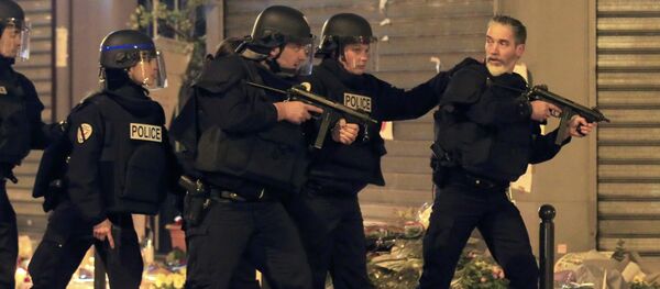 Police react to a suspicious vehicle near La Carillon restaurant following a series of deadly attacks in Paris, November 15, 2015 Police react to a suspicious vehicle near La Carillon restaurant following a series of deadly attacks in Paris, November 15, 2015 - Sputnik International