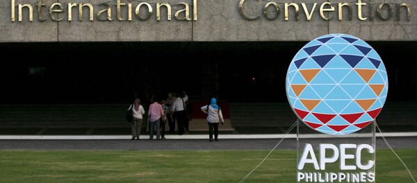 Staff enter the Philippine International Convention Center during a preparation for the summit, at the main venue of the Asia-Pacific Economic Cooperation (APEC) summit, which will be held next week, in Manila November 15, 2015 - Sputnik International