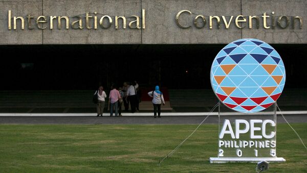 Staff enter the Philippine International Convention Center during a preparation for the summit, at the main venue of the Asia-Pacific Economic Cooperation (APEC) summit, which will be held next week, in Manila November 15, 2015 - Sputnik International