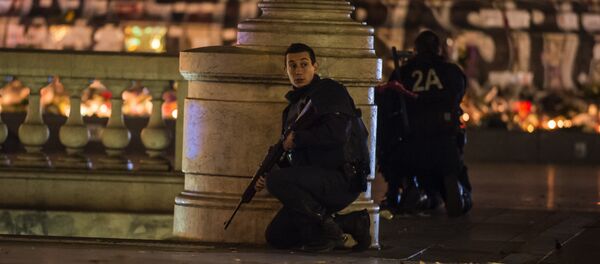 French police officers take position on Place de la Republique (Republic Square), after allegedly false alert sparked mass panicc amongst the gathered crowd in Paris, Sunday, Nov. 15, 2015 - Sputnik International