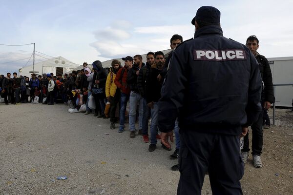 Refugees and migrants line up inside a camp, as they wait to cross Greece's border with Macedonia near the Greek village of Idomeni, November 10, 2015 Refugees and migrants line up inside a camp, as they wait to cross Greece's border with Macedonia near the Greek village of Idomeni, November 10, 2015 - Sputnik International