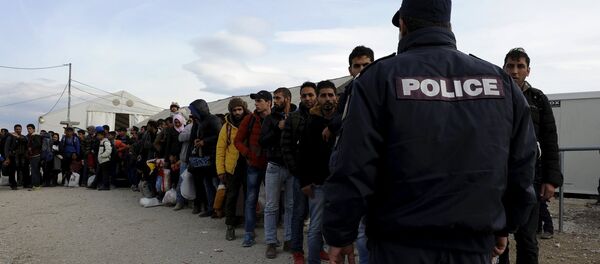 Refugees and migrants line up inside a camp, as they wait to cross Greece's border with Macedonia near the Greek village of Idomeni, November 10, 2015 - Sputnik International