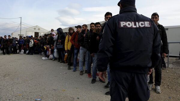 Refugees and migrants line up inside a camp, as they wait to cross Greece's border with Macedonia near the Greek village of Idomeni, November 10, 2015 - Sputnik International
