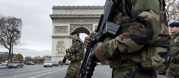 French soldiers cross the Champs Elysees avenue passing the Arc de Triomphe in Paris, Monday, Nov. 16, 2015 - Sputnik International