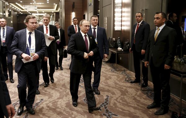 Russian President Vladimir Putin (C) walks prior to a meeting with his Turkish counterpart Tayyip Erdogan at the Group of 20 (G20) leaders summit in the Mediterranean resort city of Antalya, Turkey, November 16, 2015 Russian President Vladimir Putin (C) walks prior to a meeting with his Turkish counterpart Tayyip Erdogan at the Group of 20 (G20) leaders summit in the Mediterranean resort city of Antalya, Turkey, November 16, 2015 - Sputnik International