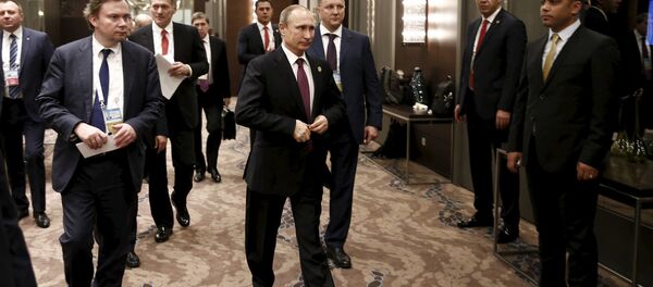 Russian President Vladimir Putin (C) walks prior to a meeting with his Turkish counterpart Tayyip Erdogan at the Group of 20 (G20) leaders summit in the Mediterranean resort city of Antalya, Turkey, November 16, 2015 Russian President Vladimir Putin (C) walks prior to a meeting with his Turkish counterpart Tayyip Erdogan at the Group of 20 (G20) leaders summit in the Mediterranean resort city of Antalya, Turkey, November 16, 2015 - Sputnik International