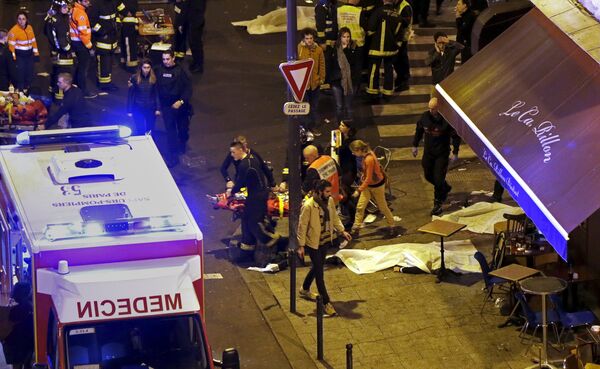 French fire brigade members aid an injured individual near the Bataclan concert hall following fatal shootings in Paris, France, November 13, 2015. French fire brigade members aid an injured individual near the Bataclan concert hall following fatal shootings in Paris, France, November 13, 2015. - Sputnik International