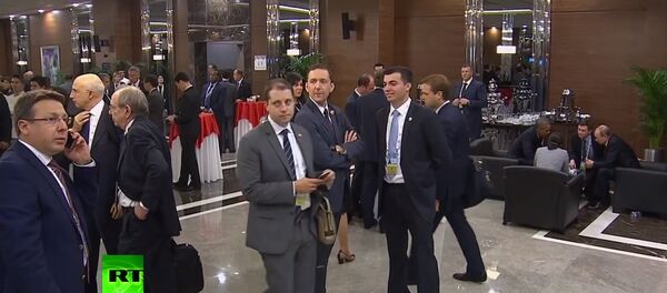 Full video of a man 'eavesdropping' on Putin & Obama at G20 Full video of a man 'eavesdropping' on Putin & Obama at G20 - Sputnik International