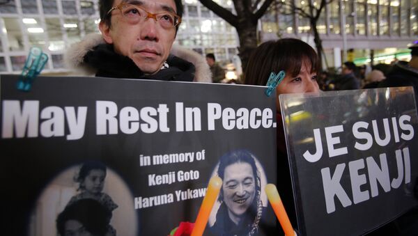 People gather to mourn two Japanese hostages, Kenji Goto and Haruna Yukawa, who were killed by the Islamic State group, in Tokyo, Sunday, Feb. 8, 2015 - Sputnik International