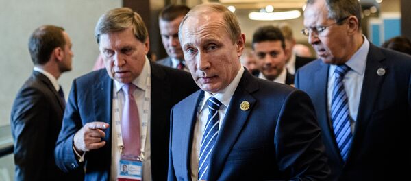 Russian President Vladimir Putin (C) arrives on day two of the G20 Turkey Leaders Summit on November 16, 2015 in Antalya. Putin said on November 16 that the attacks in Paris showed the need for his proposal for an international anti-terror coalition to be realised - Sputnik International