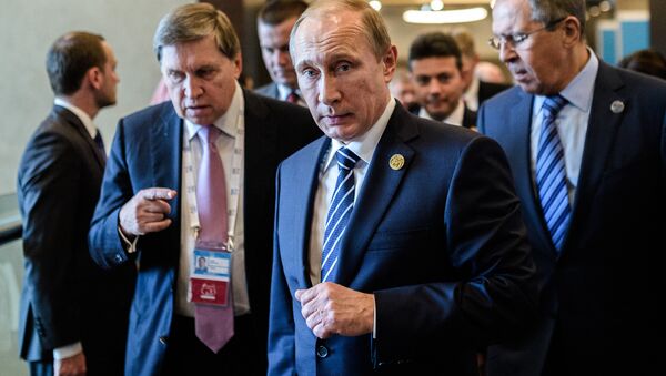 Russian President Vladimir Putin (C) arrives on day two of the G20 Turkey Leaders Summit on November 16, 2015 in Antalya. Putin said on November 16 that the attacks in Paris showed the need for his proposal for an international anti-terror coalition to be realised - Sputnik International