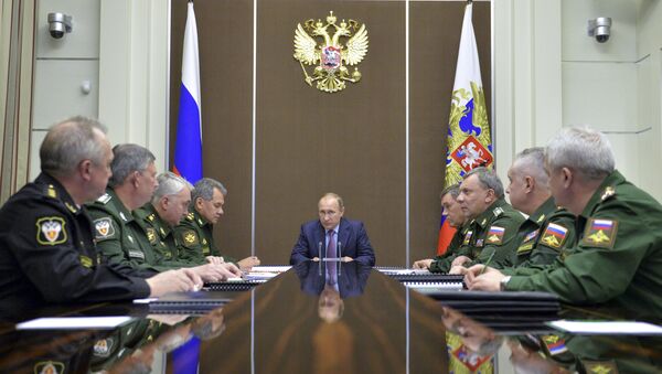 Russian President Vladimir Putin (C) chairs a meeting on the defense industry at the Bocharov Ruchei state residence in Sochi, Russia, November 10, 2015 - Sputnik International