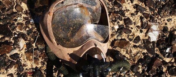 An oxygen mask on the crash site of the Airbus A321 that was carrying out Kogalymavia Flight 9268 from Sharm el-Sheikh to St. Petersburg, 100 km south of El Arish in the northern Sinai Peninsula - Sputnik International