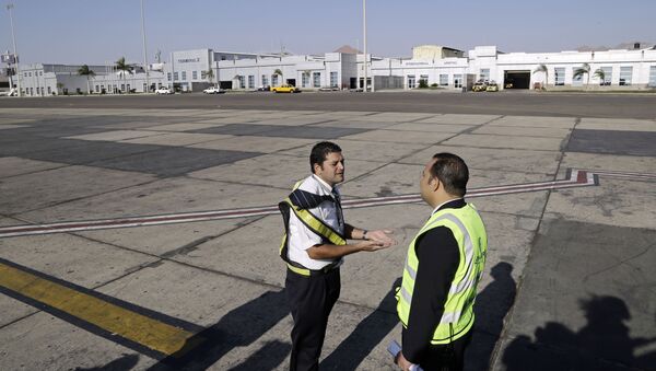 Ground personnel oversee the departure of an Egyptair Express flight bound for Cairo at Sharm el-Sheikh Airport in south Sinai, Egypt, Monday, Nov. 9, 2015 - Sputnik International