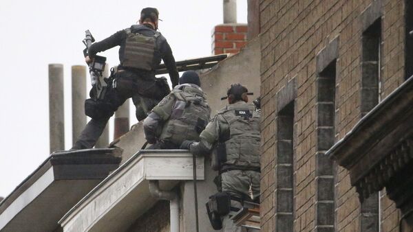 Belgian special forces police climb high on an apartment block during a raid, in search of suspected muslim fundamentalists linked to the deadly attacks in Paris, in the Brussels suburb of Molenbeek, November 16. 2015 - Sputnik International