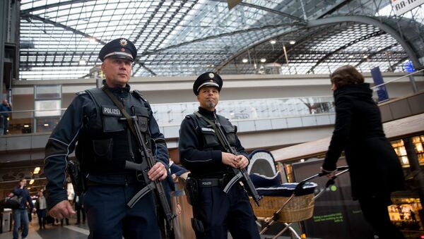 Police officers patrol at the main railway station in Berlin, on November 16, 2015 - Sputnik International