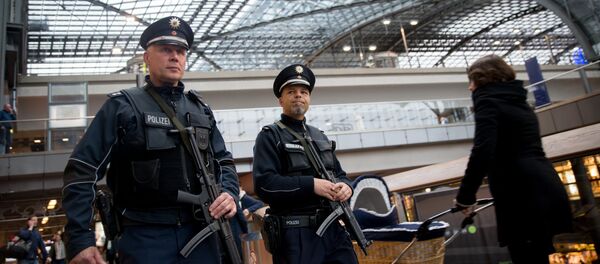 Police officers patrol at the main railway station in Berlin, on November 16, 2015 Police officers patrol at the main railway station in Berlin, on November 16, 2015 - Sputnik International