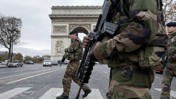 French soldiers cross the Champs Elysees avenue passing the Arc de Triomphe in Paris, Monday, Nov. 16, 2015 - Sputnik International
