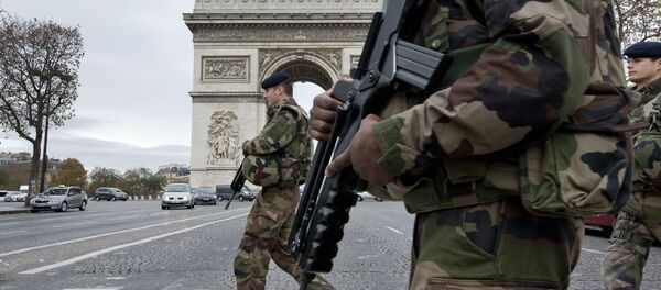 French soldiers cross the Champs Elysees avenue passing the Arc de Triomphe in Paris, Monday, Nov. 16, 2015 - Sputnik International