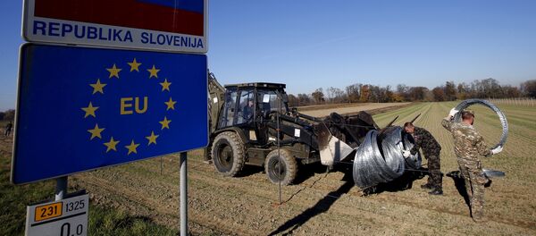 Slovenian soldiers set up barbed wire barriers in the village Gibina, Slovenia, November 11, 2015 Slovenian soldiers set up barbed wire barriers in the village Gibina, Slovenia, November 11, 2015 - Sputnik International
