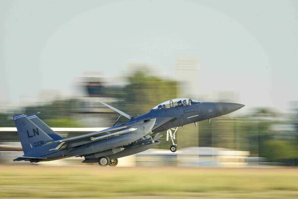 U.S. Air Force F-15E Strike Eagle from the 48th Fighter Wing lands at Incirlik Air Base, Turkey, November 12, 2015 - Sputnik International