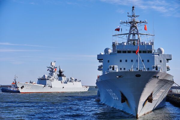 Chinese Navy replenishment ship 'Qiandaohu' (R) and multi-role frigate 'Yiyang' (L) enter the port of Gdynia in Gdynia, Poland, on October 7, 2015, marking the first-ever such visit in the NATO and EU member - Sputnik International