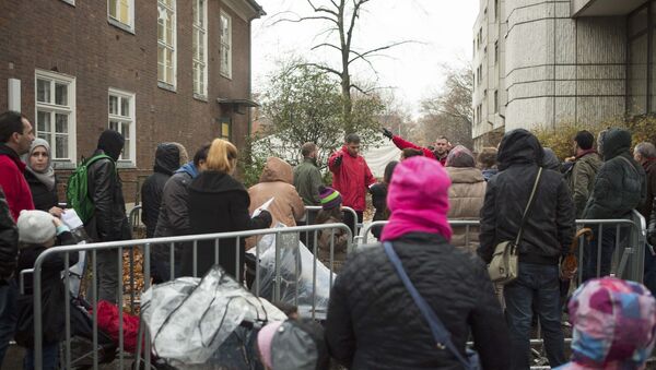 Migrants queue at the compound outside the Berlin Office of Health and Social Affairs (LAGESO) waiting to register in Berlin, Germany, November 17, 2015 - Sputnik International