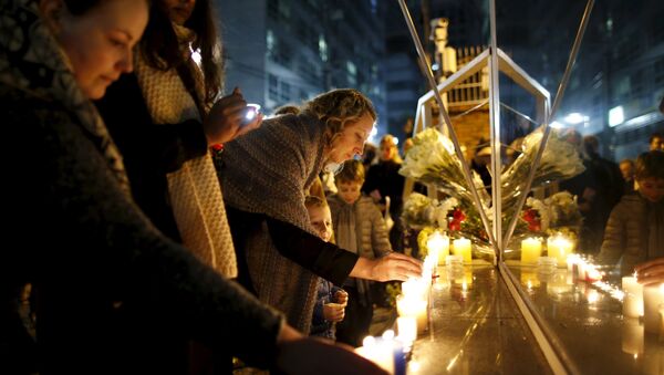 French people place candles as they pay tribute to the victims of Paris attacks in front of the French embassy in Seoul, South Korea, November 14, 2015 - Sputnik International