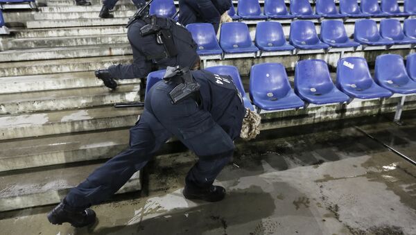 German police officers search between the seats of the stadium prior to an international friendly soccer match between Germany and the Netherlands in Hannover, Germany, Tuesday, Nov. 17, 2015. - Sputnik International
