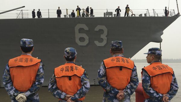 Chinese Navy personnel stand watch the guided missile destroyer USS Stethem arrives at the Shanghai International Passenger Quay for a scheduled port visit in Shanghai, China, Monday, Nov. 16, 2015. - Sputnik International