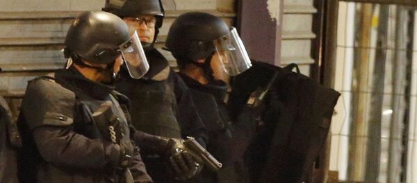 French special police forces secure the area as shots are exchanged in Saint-Denis, France, near Paris, November 18, 2015 during an operation to catch fugitives from Friday night's deadly attacks in the French capital French special police forces secure the area as shots are exchanged in Saint-Denis, France, near Paris, November 18, 2015 during an operation to catch fugitives from Friday night's deadly attacks in the French capital - Sputnik International