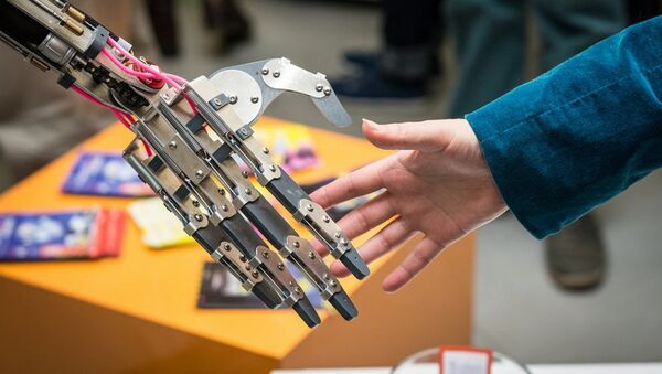 Man And Man-Made: Robot Shakes Hand of Creator - Sputnik International
