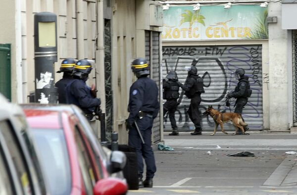 (File) Members of special French RAID forces with a police dog and French riot police (CRS) secure the area during an operation in Saint-Denis, near Paris, France, November 18, 2015 to catch fugitives from Friday night's deadly attacks in the French capital (File) Members of special French RAID forces with a police dog and French riot police (CRS) secure the area during an operation in Saint-Denis, near Paris, France, November 18, 2015 to catch fugitives from Friday night's deadly attacks in the French capital - Sputnik International