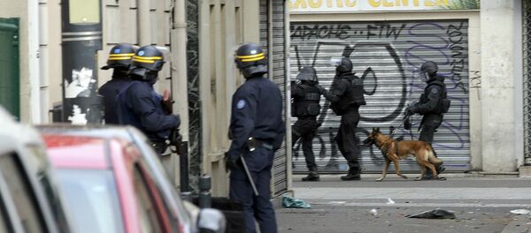 Members of special French RAID forces with a police dog and French riot police (CRS) secure the area during an operation in Saint-Denis, near Paris, France, November 18, 2015 to catch fugitives from Friday night's deadly attacks in the French capital - Sputnik International